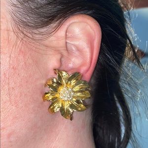 Avon pointsetta clip on earrings